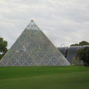 Die Gewaechshaus-Pyramide des Tropenhauses im Royal Botanic Garden in Sydney