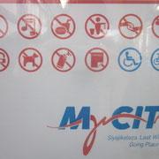 Hinweisschild im Bus (u. a. sind Waffen im Bus verboten) ;-)