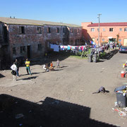 Innenhof eines Haeuserblocks im Township Langa bei Kapstadt