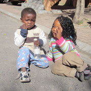 Spielende Kinder im Township Langa bei Kapstadt