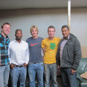 Gruppenfoto bei Beth Uriel mit Mfundo, Julian, Mark und Melvin