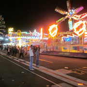 Beleuchtete Fahrgeschaefte bei Nacht auf der Easter Show