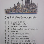 "Das koelsche Grundgesetz" haengt im Aufenthaltsraum meiner Sprachschule an der Wand