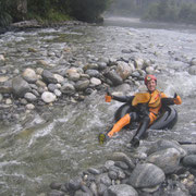 Ich im Reifen in einer Fluss-Stromschnelle