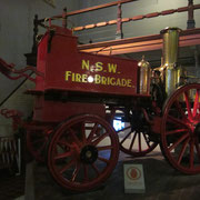 Ein historisches Feuerwehrfahrzeug im Powerhouse Museum
