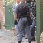Schwerbewaffnete Polizisten im Innenhof des Castles of good Hope in Kapstadt
