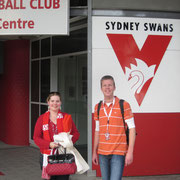 Mit Rachel vor dem Swans-Wappen