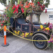 Mit Blumen dekorierter Oldtimer auf der Easter Show