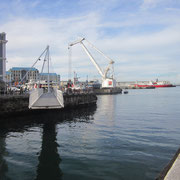 Die Schwenkbruecke in der V&A Waterfront von Kapstadt geoeffnet
