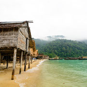 Das Dorf der Moken auf der Insel Bo Cho. 
