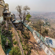 Der Aufstieg zum Mount Popa erfolgt über 787 Stufen.