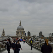 Millenium Bridge & Saint Paul´s Cathedral [London / England]