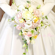 お母様手作りの生花のセミキャスケードブーケ