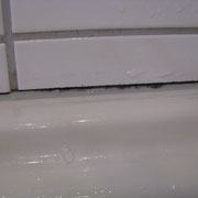 Wasserschaden durch abgerissene Silikonfuge