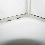 Wasserschaden durch abgerissene Silikonfuge