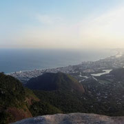 et là, on voit pedra da gavea.. juste à coté.... d'où il doit y avoir aussi une super vue!!