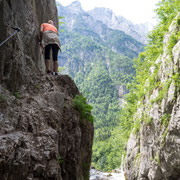 Schmaler Kletterweg mit Blick durch die Schlucht
