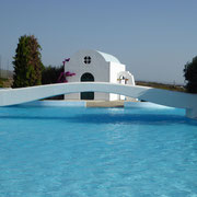 Brücke über den Pool