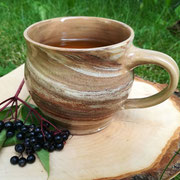 Tasse meliert auf Holzbrett