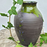 schwarze Vase mit grüner Glasur mit Efeu dekoriert