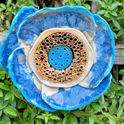 blumenförmiges Insektenhotel in blau