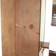 Douche en stuc à la chaux