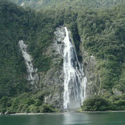 Ein ansehnlicher Wasserfall (170 m)