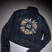 geborduurd spijkerjasje met sterren en maan voor bruid door sabrina van AIM your WEDDING