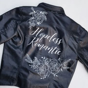 jasje met beschildering quote en bloemen in tattoo stijl, sabrina - AIM your WEDDING