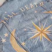 in overleg met bruid geschilderde details op spijkerjasje, aim your wedding