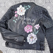 grote bloemen op jasje bruid van aim