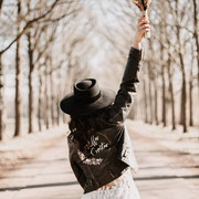 stoer jasje voor bruid op maat geschilderd door sabrina, aim your wedding