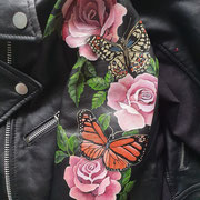bloemen en vlinders op jasje voor bruid. Flowers and butterflies at jacket by AIM your wedding
