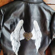 geschilderde vleugels op bikerjack met pins, zeer apart van aim