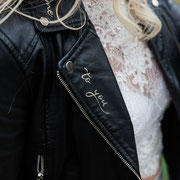 details op leren jasje geschilderd door sabrina, aim your wedding