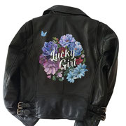 Veel bloemen op een leren jasjem, waar laten maken? Aim your wedding uit breda