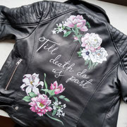 beschilderd trouwjasje vol grote bloemen - aim your wedding