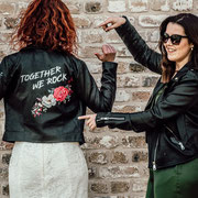 handbeschilderd jasje met tekst en bloemen- aim your wedding