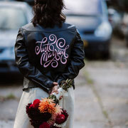 just married op een jasje geschilderd, wie kan dat doen? Sabrina van AIM your WEDDING