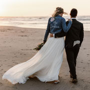 strandbruiloft met jasje voor de bruid op checklist, aim your wedding
