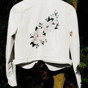 witte bloemen op wit jasje voor bruid, waar te koop? Aim your wedding