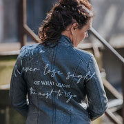 stoer jack voor alternatieve bruid met teksten door sabrina van aim your wedding