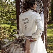 tekst op jasje met kleine bloem wie kan dat decoreren? Aim your wedding