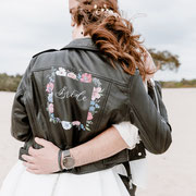 veel bloemetjes op leren jasje geschilderd voor bruiloft, aim your wedding