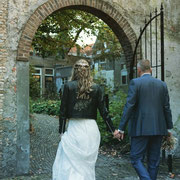 winterbruid draagt natuurlijk een gepersonaliseerd jasje van aim your wedding