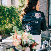 mooiste jasje en aandenken voor de bruid door sabrina van aim your wedding beschilderd