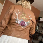 mrs met naam en bloemen op jasje geschilderd door aim your wedding