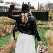 utra stoere bruid in bikerjack met beschildering