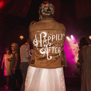 grote tekst op suede jasje van bruid, waar te regelen? Aim your wedding