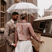roze jasje met bloemen en tekst als vergeten bruidsaccessoire